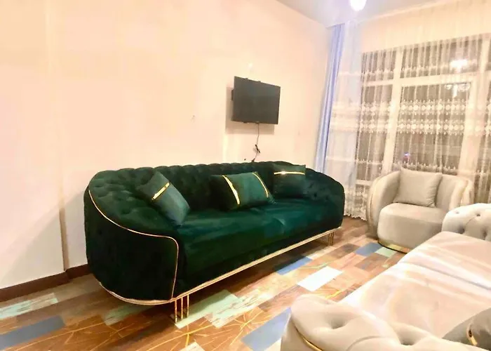 Licensed ,Jazzy Top Class 3 Bedrooms Homes 100Mb Wi-Fi