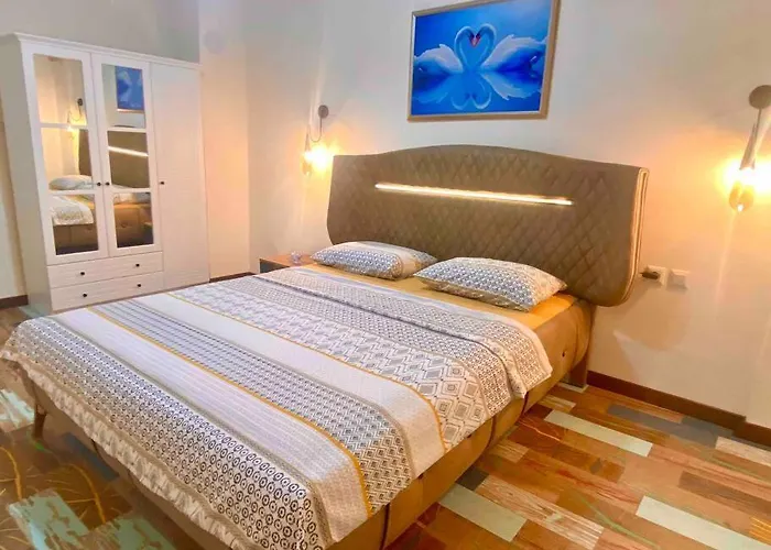 Licensed ,Jazzy Top Class 3 Bedrooms Homes 100Mb Wi-Fi
